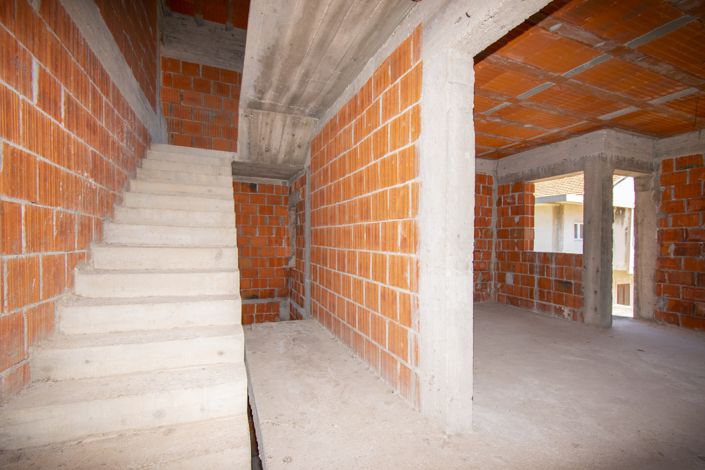 Image No.9-8 Bed House for sale
