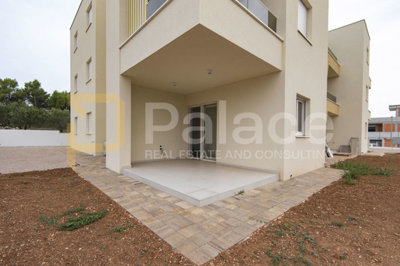 dvosoban-stan-u-prizemlju-zgrade-s-vlastitim-vrtom-vodice_13