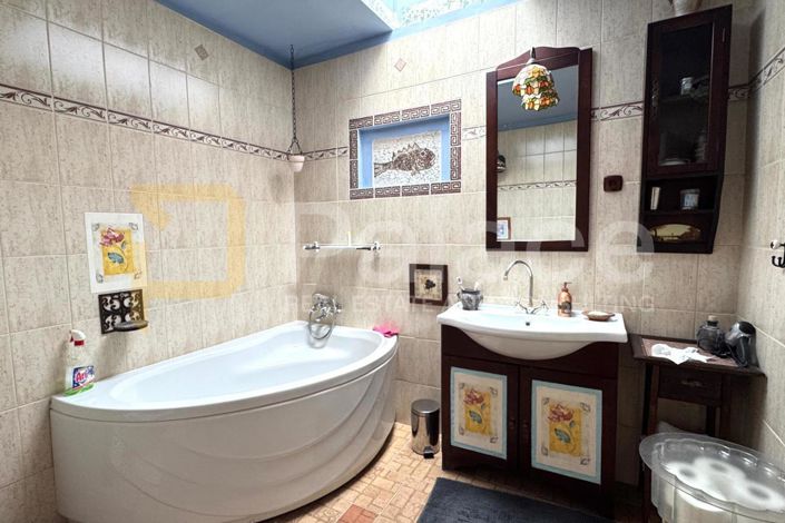 Image No.18-7 Bed House for sale