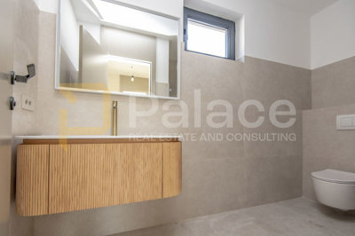 trosobni-stan-u-prizemlju-prvi-red-do-mora-142m2-vodice_12