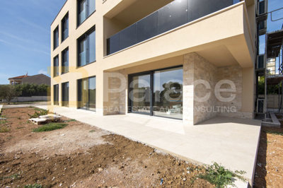 trosobni-stan-u-prizemlju-prvi-red-do-mora-142m2-vodice_13