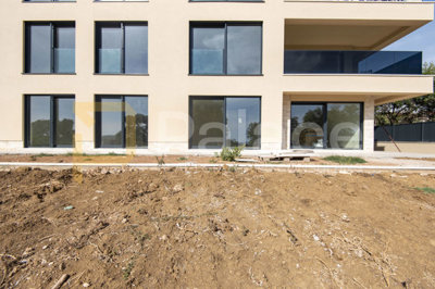 trosobni-stan-u-prizemlju-prvi-red-do-mora-142m2-vodice_14