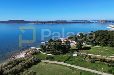 trosobni-stan-u-prizemlju-prvi-red-do-mora-142m2-vodice_15