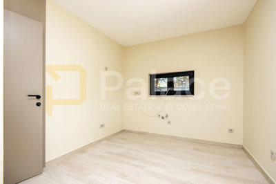 trosobni-stan-u-prizemlju-prvi-red-do-mora-142m2-vodice_2