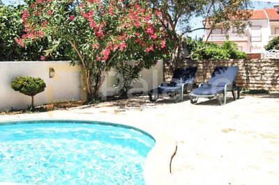 prekrasan-dvosoban-apartman-na-moru-s-vlastitim-vrtom-srima_1