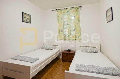 prekrasan-dvosoban-apartman-na-moru-s-vlastitim-vrtom-srima_4