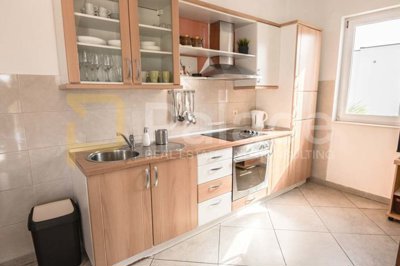 potpuno-namjesten-trosoban-apartman-na-moru-s-parkingom_2