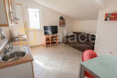 potpuno-namjesten-trosoban-apartman-na-moru-s-parkingom_4