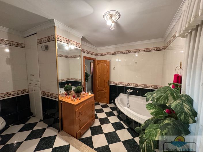 Image No.3-6 Bed Property for sale