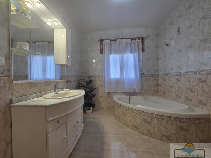 Image No.7-7 Bed Villa for sale