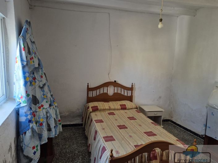 Image No.10-6 Bed Property for sale