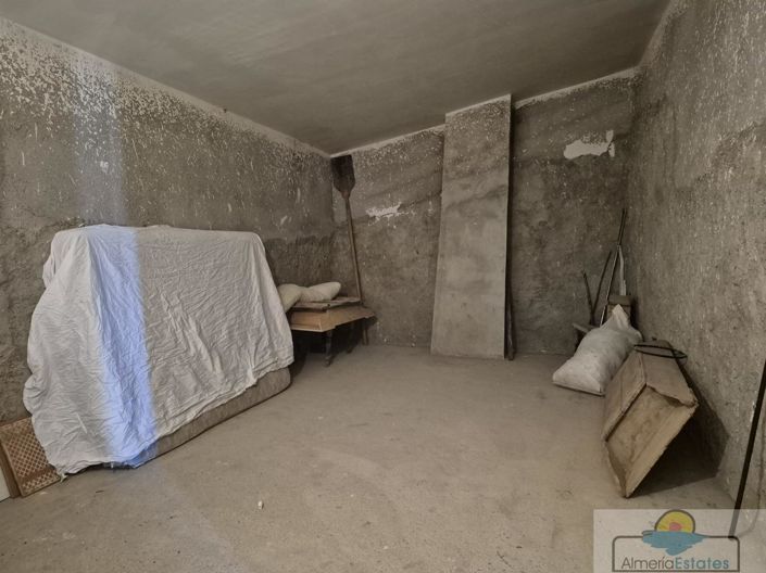 Image No.21-6 Bed Property for sale