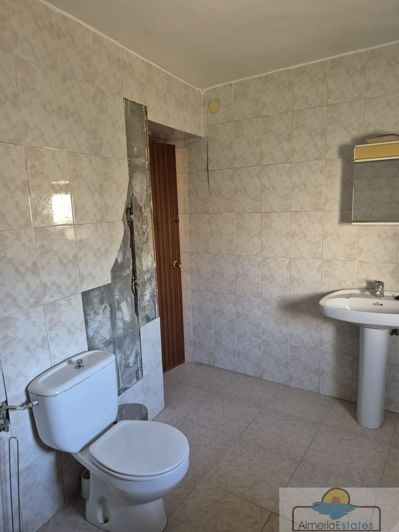 Image No.8-6 Bed Property for sale