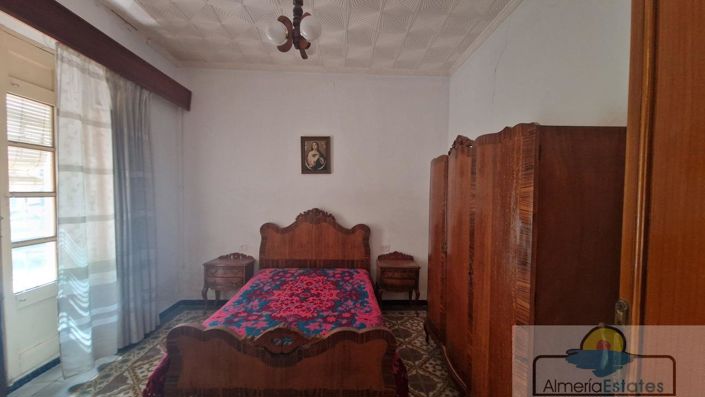 Image No.17-4 Bed Property for sale