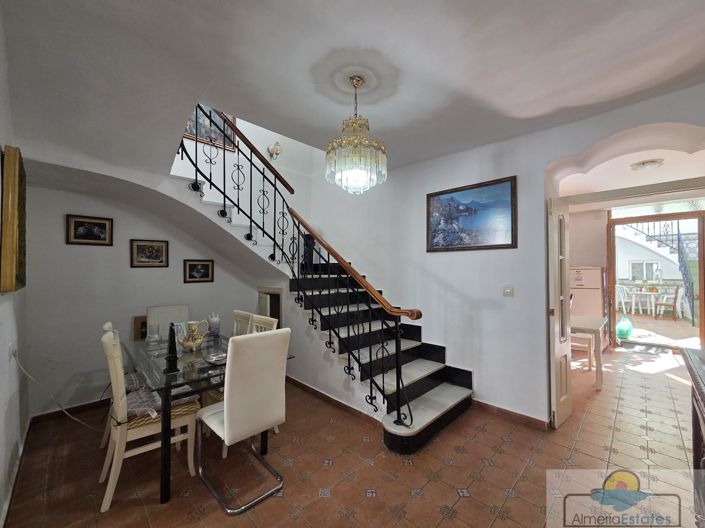 Image No.2-4 Bed Property for sale