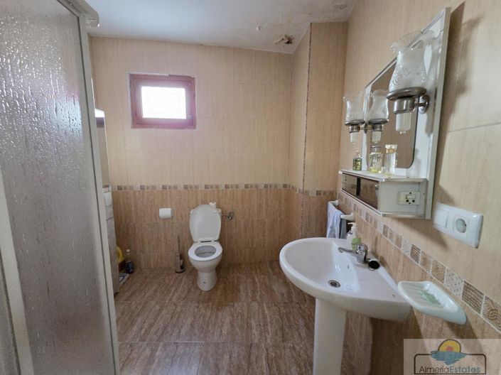 Image No.4-4 Bed Property for sale