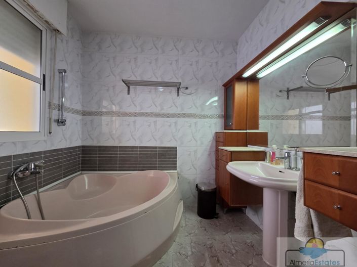 Image No.4-4 Bed Property for sale