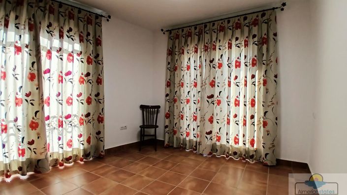 Image No.15-6 Bed Property for sale