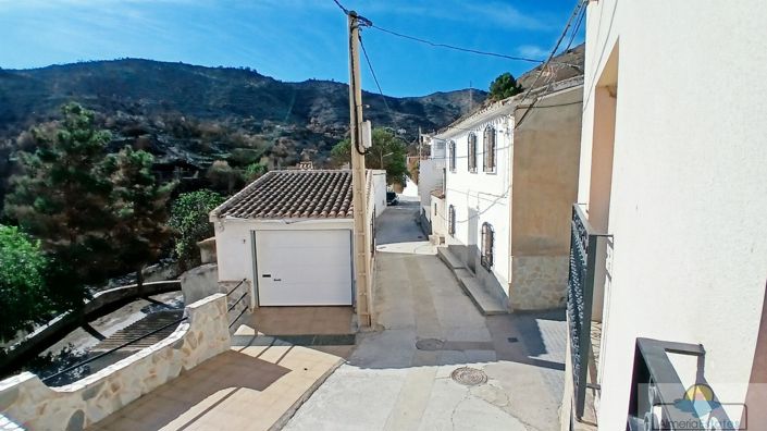 Image No.35-6 Bed Property for sale