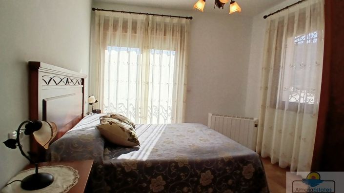 Image No.5-6 Bed Property for sale