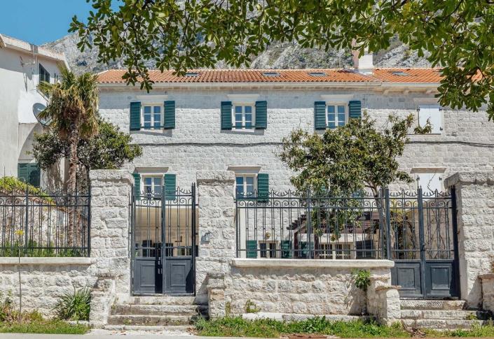 Image No.8-5 Bed House for sale