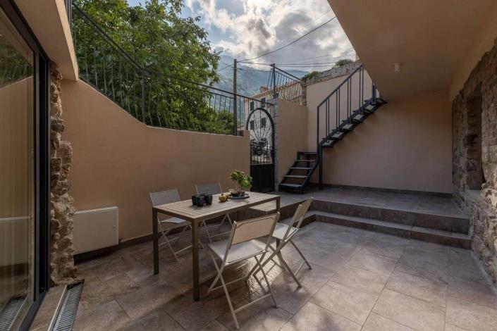 Image No.5-2 Bed House for sale