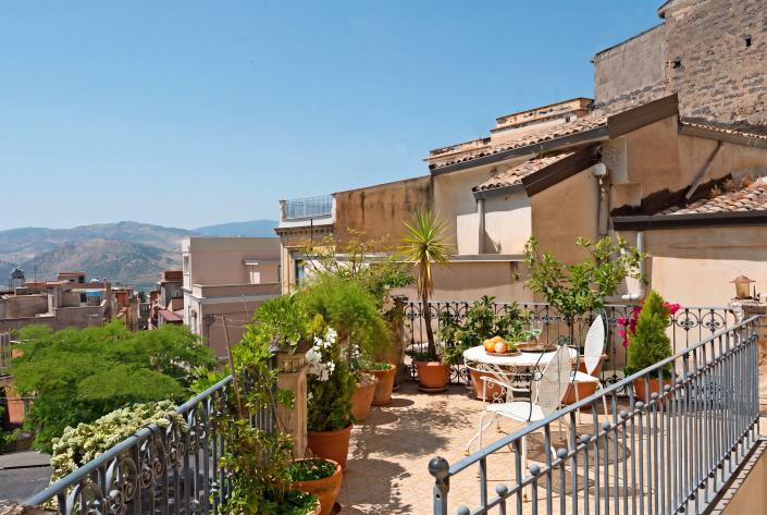 Image No.8-5 Bed Townhouse for sale