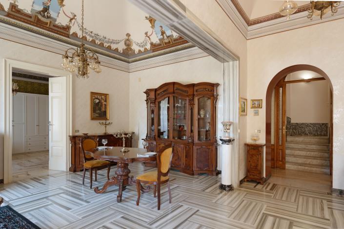 Image No.18-5 Bed Townhouse for sale
