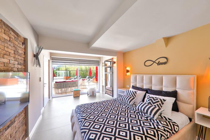 Image No.10-8 Bed Villa / Detached for sale