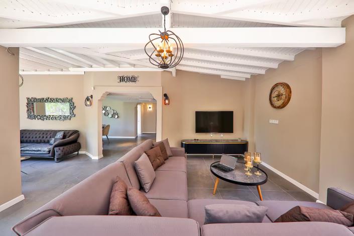 Image No.18-8 Bed Villa / Detached for sale