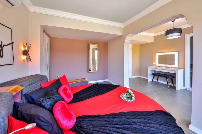 Image No.25-8 Bed Villa / Detached for sale