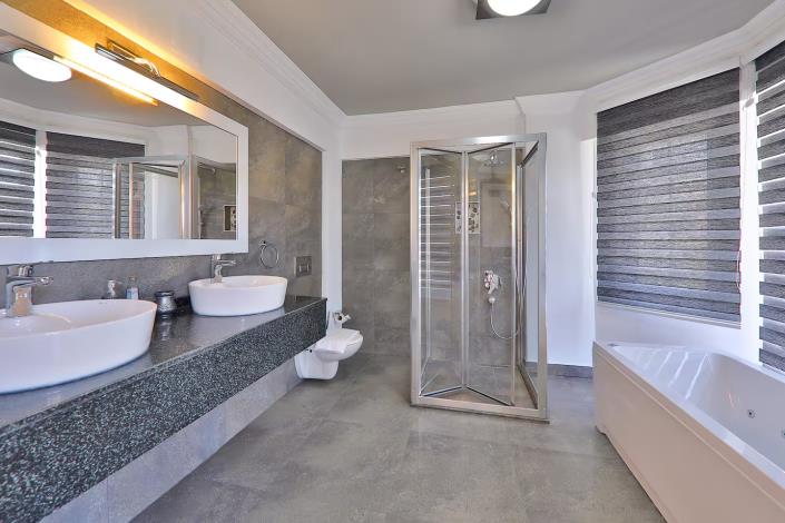 Image No.32-8 Bed Villa / Detached for sale