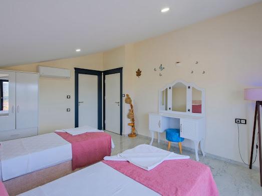 Image No.18-4 Bed Villa / Detached for sale