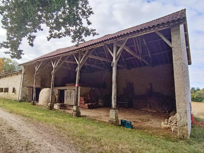 Image No.17-4 Bed Farmhouse for sale