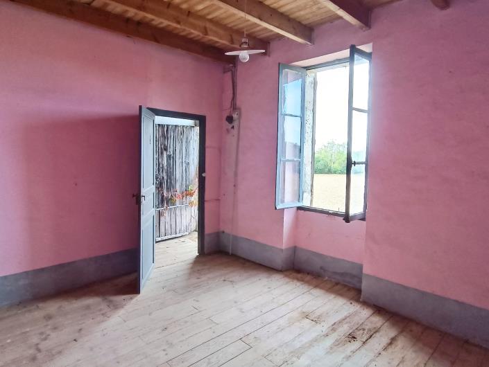 Image No.15-4 Bed Farmhouse for sale