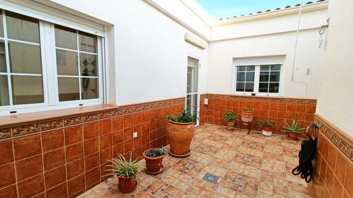 Image No.24-4 Bed Townhouse for sale