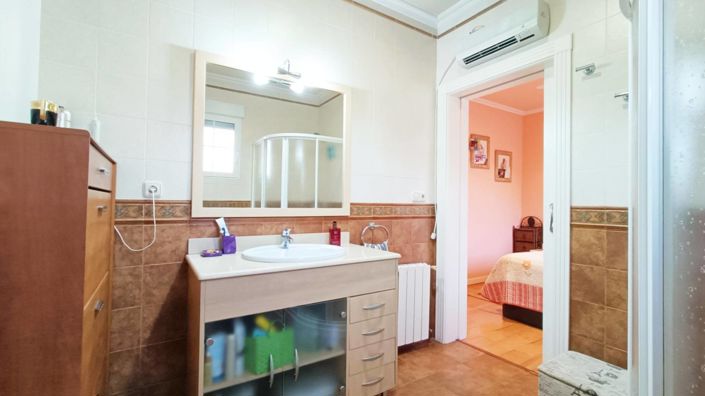 Image No.30-4 Bed Townhouse for sale