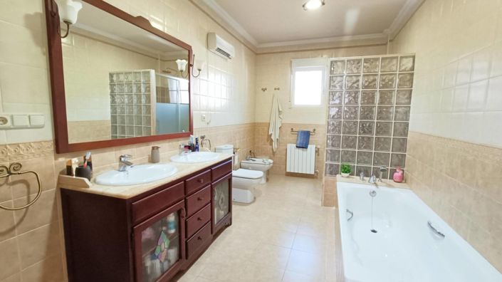 Image No.36-4 Bed Townhouse for sale